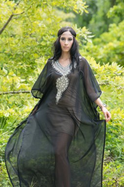 Siyah saçlı ve akan model siyah elbise