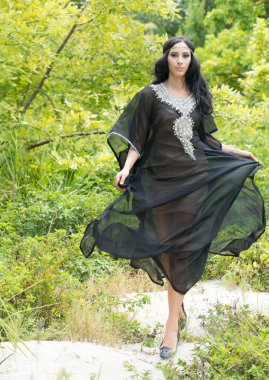 Siyah saçlı ve akan model siyah elbise