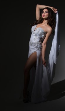 güzel esmer güzel bir elbise modeli