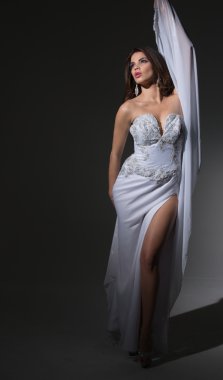 güzel esmer güzel bir elbise modeli