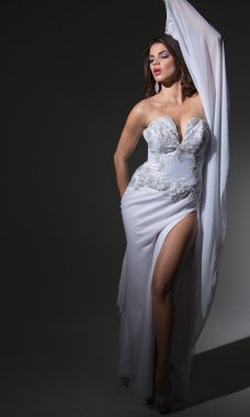 güzel esmer güzel bir elbise modeli