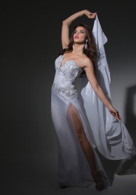 güzel esmer güzel bir elbise modeli