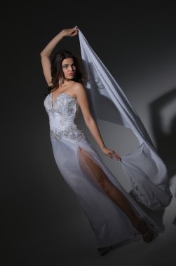 güzel esmer güzel bir elbise modeli