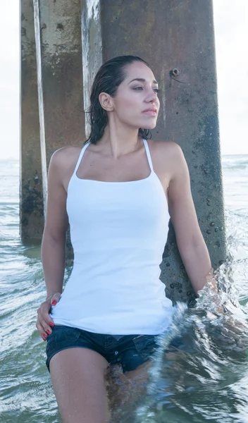 Top tanque branco na praia — Fotografia de Stock