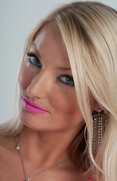 Rosa Lippenstift, blaue Augen und blonde Haare — Stockfoto