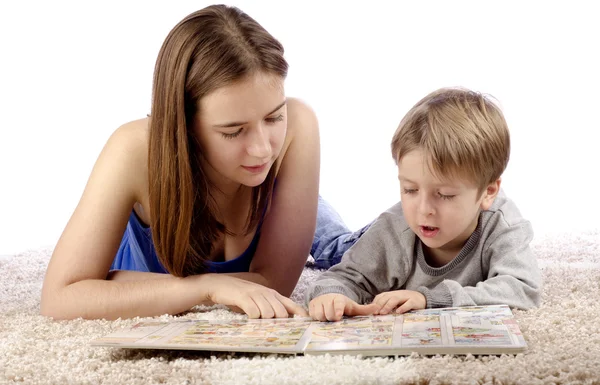 Madre e hijo leyendo libro ilustrado — Foto de Stock