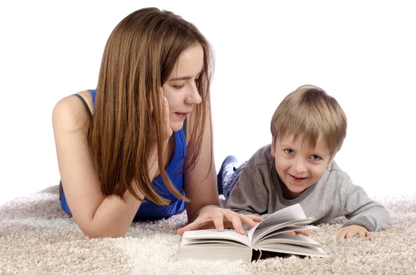 Mère et enfant livre de lecture — Photo