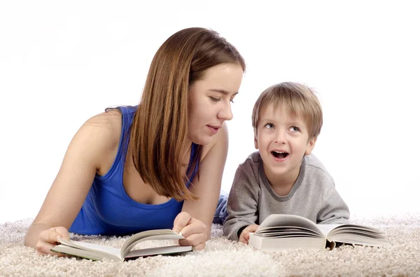 Mãe e criança livro de leitura — Fotografia de Stock
