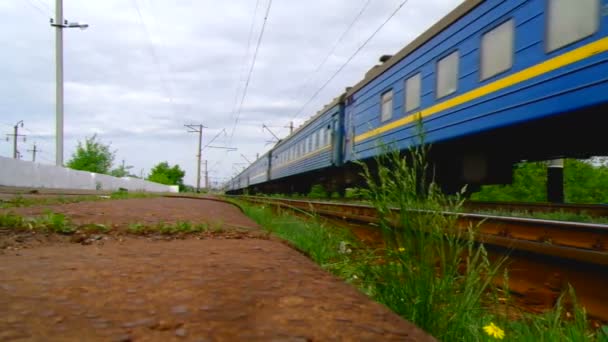 Пригородная пассажирская платформа, идет поезд . — стоковое видео