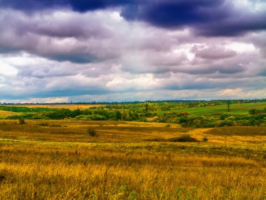 Peyzaj sonbahar, bulutlar, bir field.5
