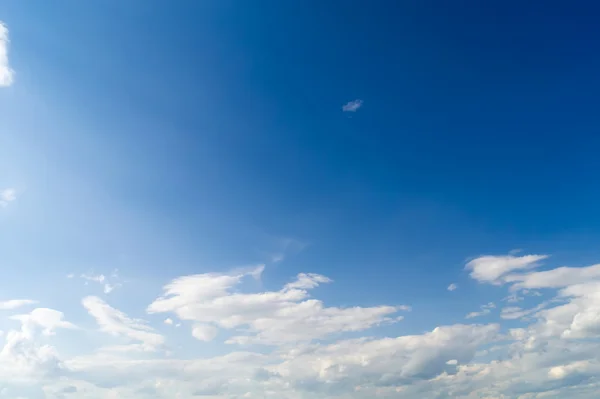 Solar himlen och vit clouds.2 — Stockfoto