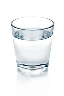 Beyaz üzerine izole edilmiş bir bardak su.