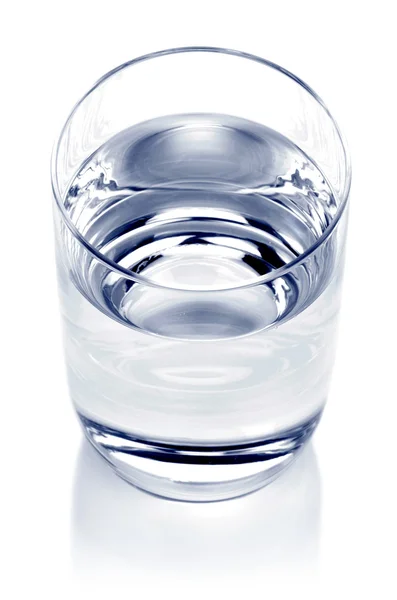 白に隔離された水のガラスは — ストック写真