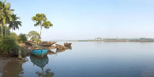 Jetée pour bateaux sur la rivière à Goa, Inde Image En Vente