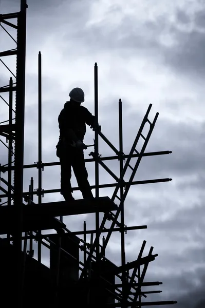 Constructor en sitio de construcción de andamios — Foto de Stock