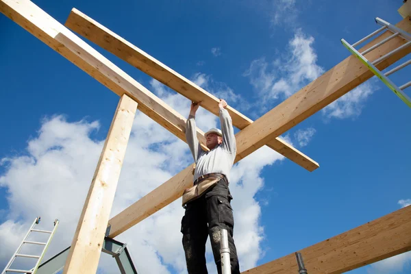 Timmerman op het werk — Stockfoto