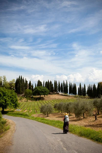 Pelgrim op haar weg in Toscane Italië — Stockfoto