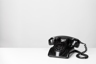 gri arka plan üzerinde siyah Vintage telefon