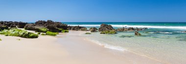 kayalar ile plaj panorama