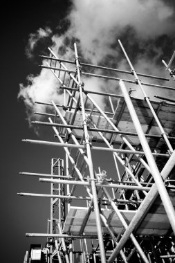 İnşaat alanında yapı iskelesi