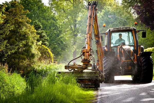 Cortando hombro de hierba — Foto de Stock