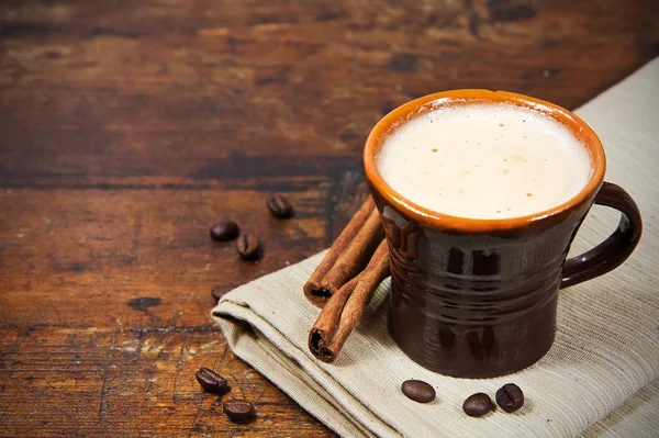 Tazza marrone di caffè con bastoncini di cannella — Foto Stock