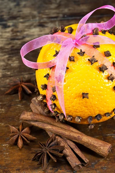 Naranjas con clavo de olor y palitos de canela — Foto de Stock