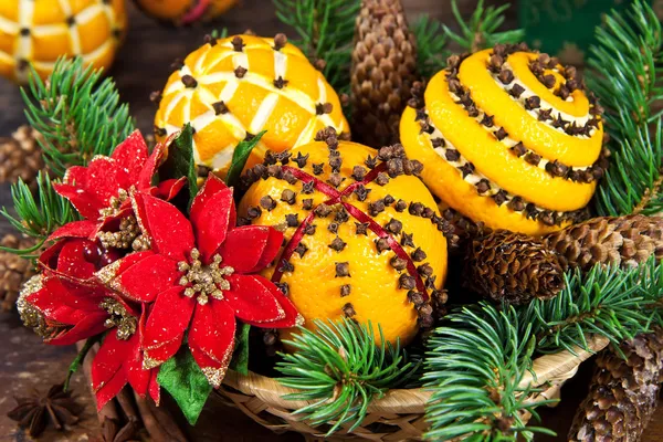 Kerstdecoratie met sinaasappels en fir tree — Stockfoto