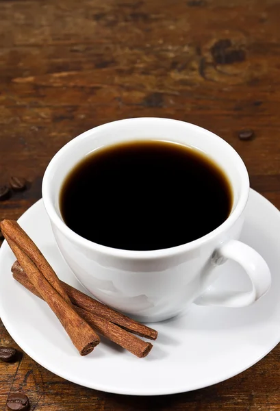 Xícara de café com paus de canela — Fotografia de Stock