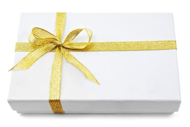 Beyaz hediye kutusu ile altın şerit