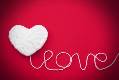 Beyaz kalp şekli yaptım yün