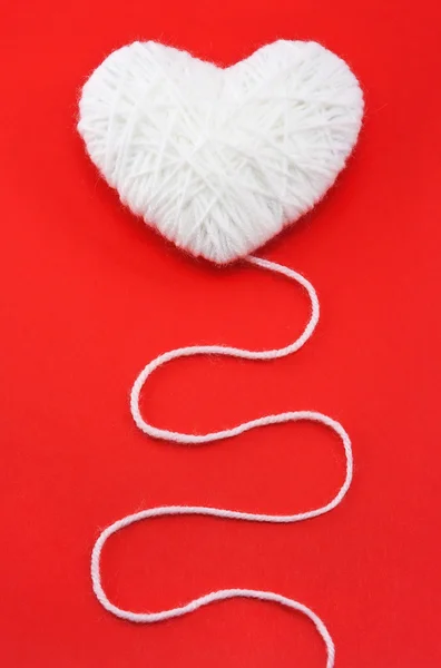 Bianco a forma di cuore su sfondo rosso — Foto Stock