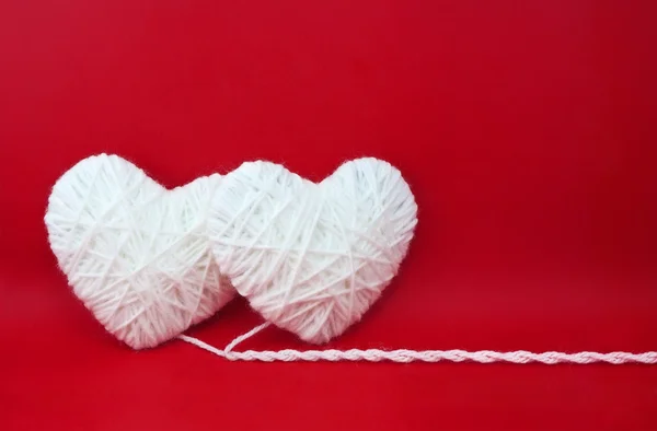 Два белых сердца из шерсти — стоковое фото