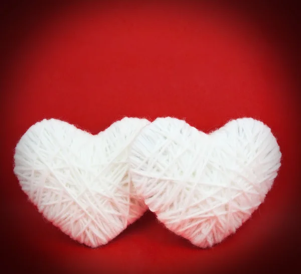 Två vita hjärtan gjorda av ull — Stockfoto