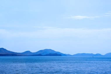 Deniz ve dağ sırasıyla yaz manzarası