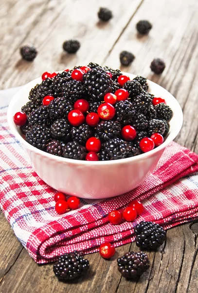 黑莓和蔓越莓在碗里 — 图库照片