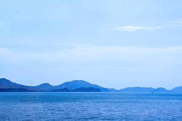 Summer landscape with sea and mountain range — Stock Photo, Image