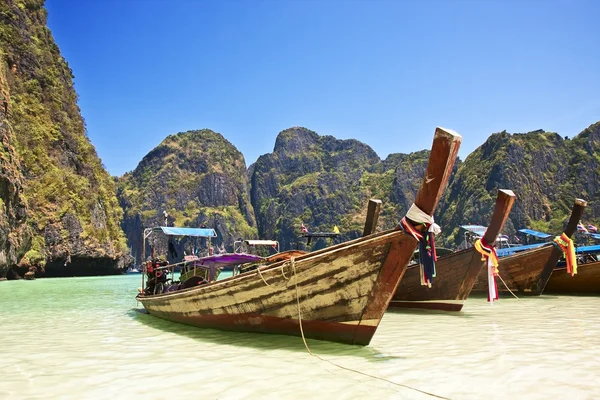 Perinteinen puinen vene Phi Phi saarella — kuvapankkivalokuva