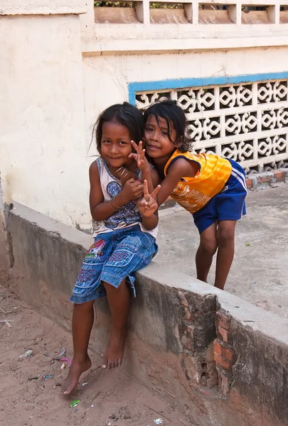 Två unga flickor poserar utanför i siem reap, Kambodja — Stockfoto