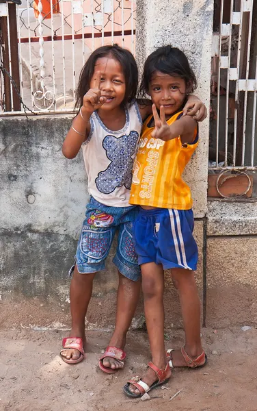 Dvě mladé dívky pózuje venku v siem reap Kambodža — Stock fotografie