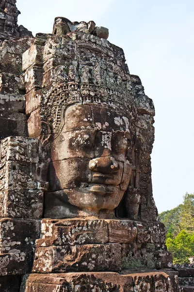 Древнее резное лицо в Ангкор-Вате — стоковое фото