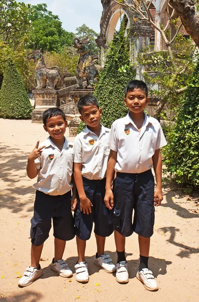 Trzech studentów pozują przed świątynia wat bo w siem r — Zdjęcie stockowe