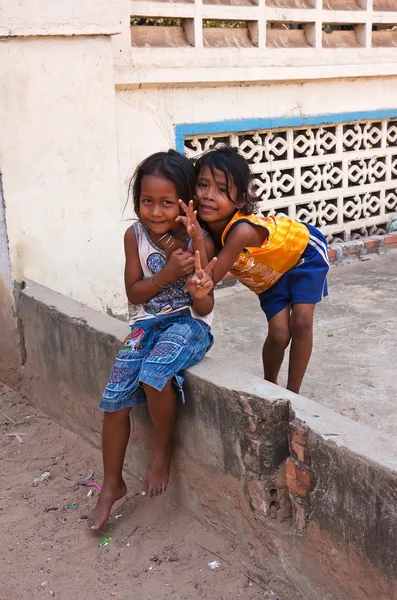 Twee jonge meisjes poseren buiten in siem reap, Cambodja — Stockfoto