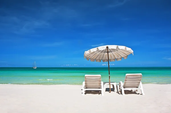 Plážová lehátka s deštníkem — Stock fotografie