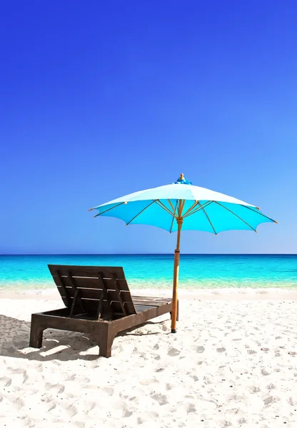 Strandstoel en zandstrand — Stockfoto