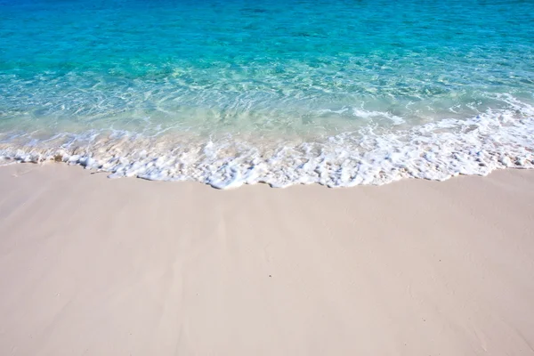 Vague de la mer sur la plage de sable — Photo