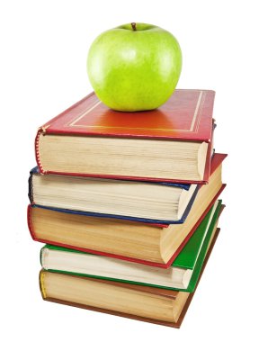Yeşil elma ve eski kitap yığını