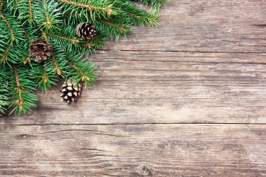 Tahta bir arka planda Noel ağacı