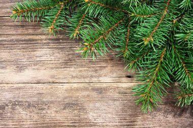 Tahta bir arka planda Noel ağacı