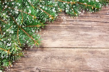 Tahta bir arka planda Noel ağacı